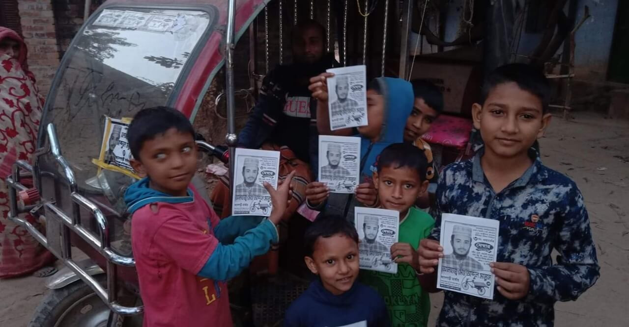 উৎসব মুখোর পরিবেশে নির্বাচনী পোস্টার সংগ্রহ করছে শিশুরা।