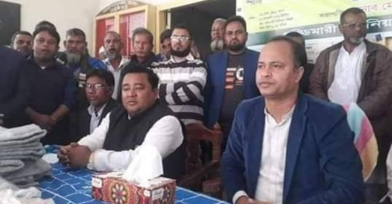 হাতীবান্ধায় মোতাহার হোসেন এমপি’র উদ্যোগে শীতবস্ত্র বিতরণ