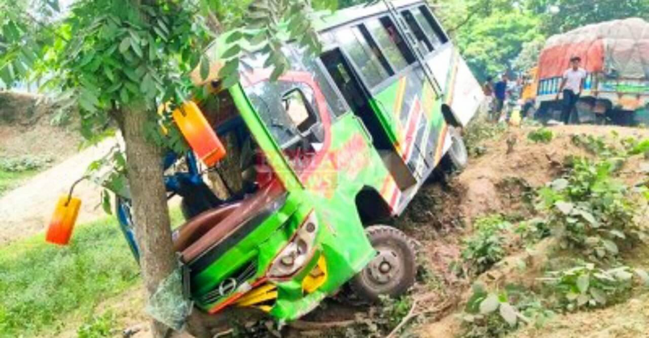 উল্লাপাড়ায় বাসচাপায় অটোরিকশা যাত্রী নিহত ১