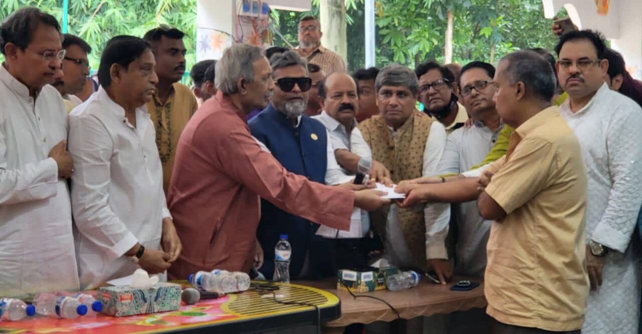 প্রধানমন্ত্রীর নির্দেশনায় নড়াইলে ক্ষতিগ্রস্থদের পাশে ১৪ দল