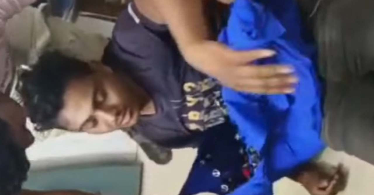 দুর্ঘটনায় আহত দুই তরুণের শরীরে বিশেষ কৌশলে লুকানো ৮১ বোতল ফেন্সিডিল উদ্ধার করেন জীবননগর থানা পুলিশ