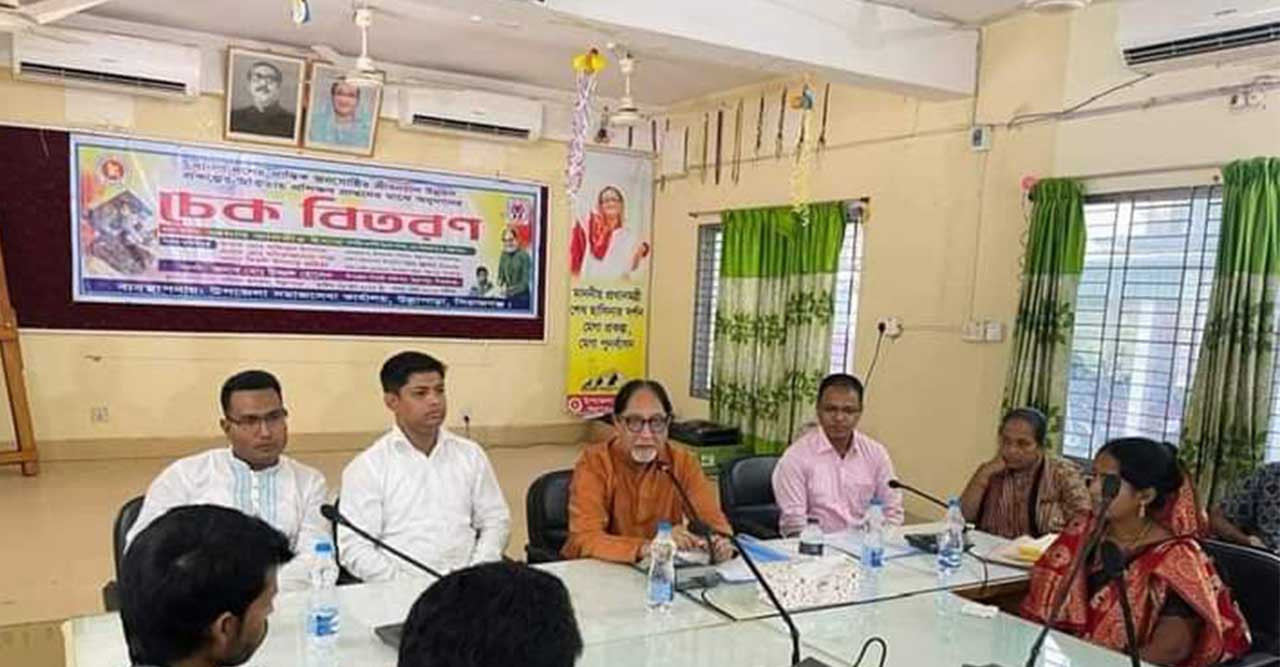 উল্লাপাড়ায় প্রান্তিক জনগোষ্ঠির ৯৩ জনের মাঝে চেক বিতরণ