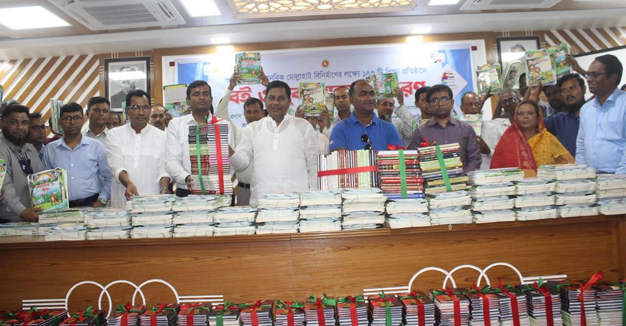 মোল্লাহাট বিনির্মাণে  ১৪৩টি  শিক্ষা প্রতিষ্ঠানে বই বিতরণ