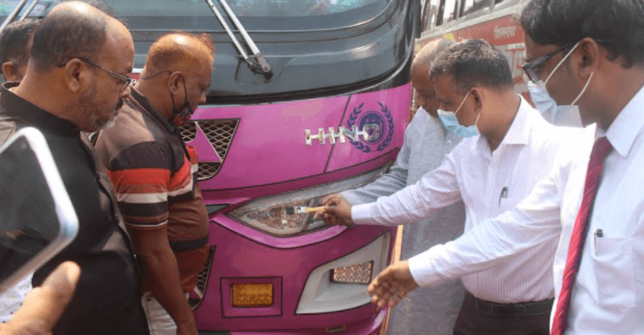 সড়ক দুর্ঘটনা এড়াতে গাড়ির হেড লাইটে কালো রং