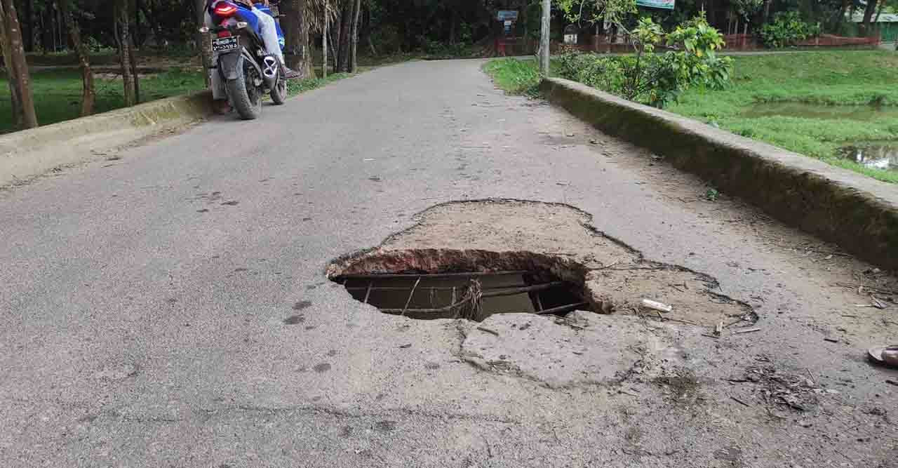 চন্দনাইশে ঝুঁকি নিয়ে সেতুতে চলছে যানবাহন