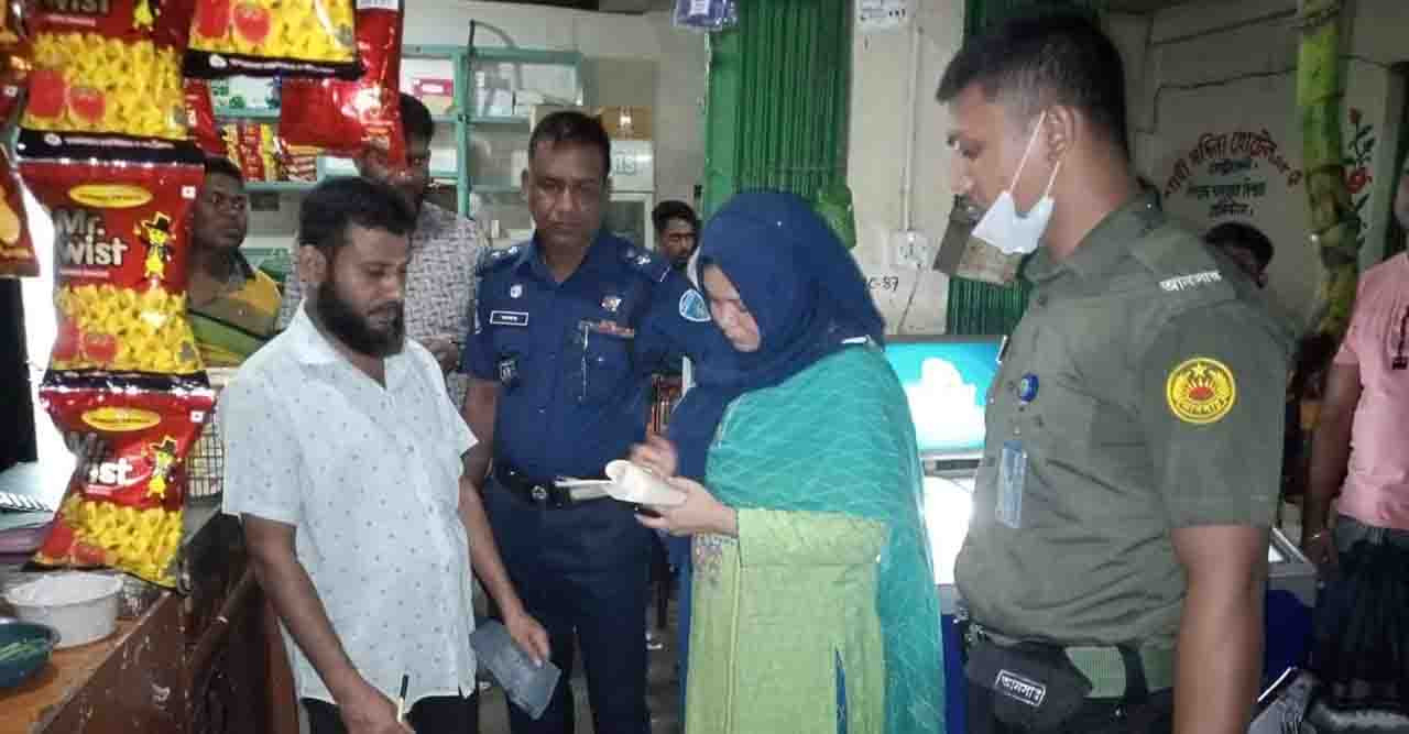 রাত ৮টার পর দোকান খোলা রাখায় মোবাইল কোর্টের জরিমানা