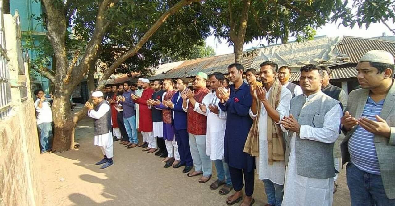 কক্সবাজারে জেলা শ্রমিকলীগের আহ্বায়ক কমিটির নেতৃবৃন্দদের কবর জিয়ারত