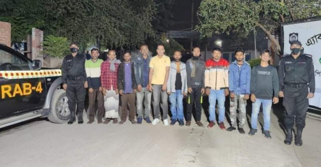 আশুলিয়া র‌্যাবের হাতে আটক ১০ চাঁদাবাজ