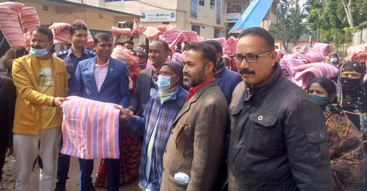 মোল্লাহাটে কালেরকন্ঠ শুভসংঘের কম্বল বিতরণ