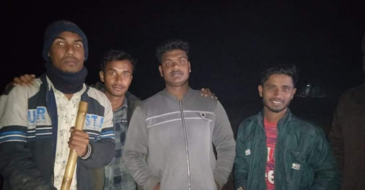 গভীর রাতে পথচারীদের ভোগান্তি কমাতে বিকল্প রাস্তা করে দিলো 'স্বপ্ন-সোপান' এর সদস্যরা