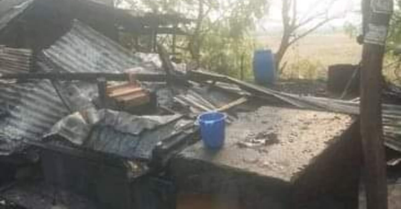 বটিয়াঘাটায় আগুনে পুড়ে ছাই ৫ দোকান