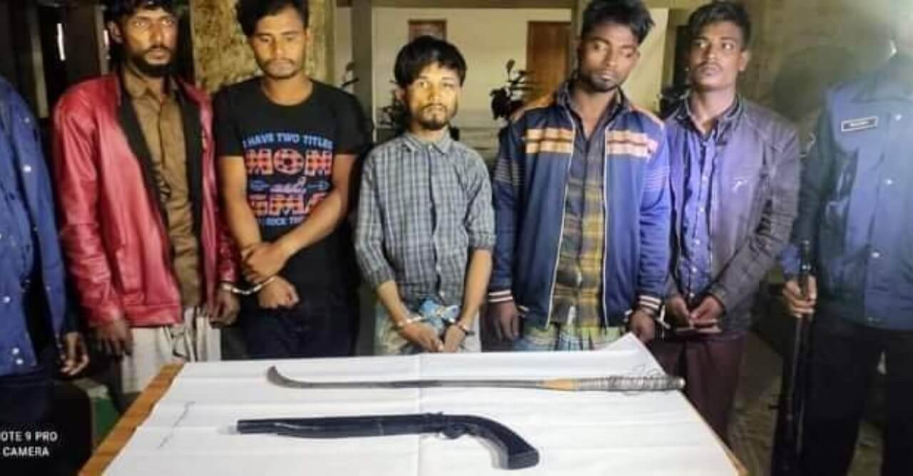 পুলিশের অভিযানে ৫ জলদস্যু গ্রেফতার, অস্ত্র উদ্ধার
