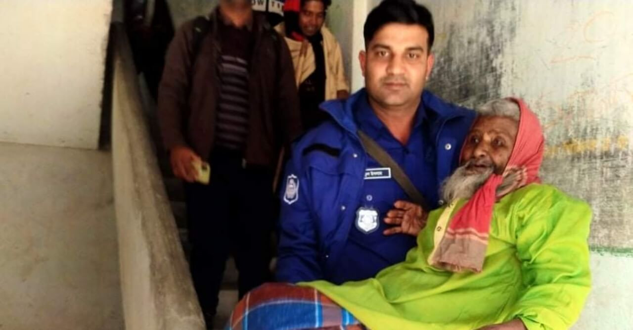 পুলিশের কোলে চড়ে ভোট দিতে গেলেন ৭৫ বছরের বৃদ্ধ