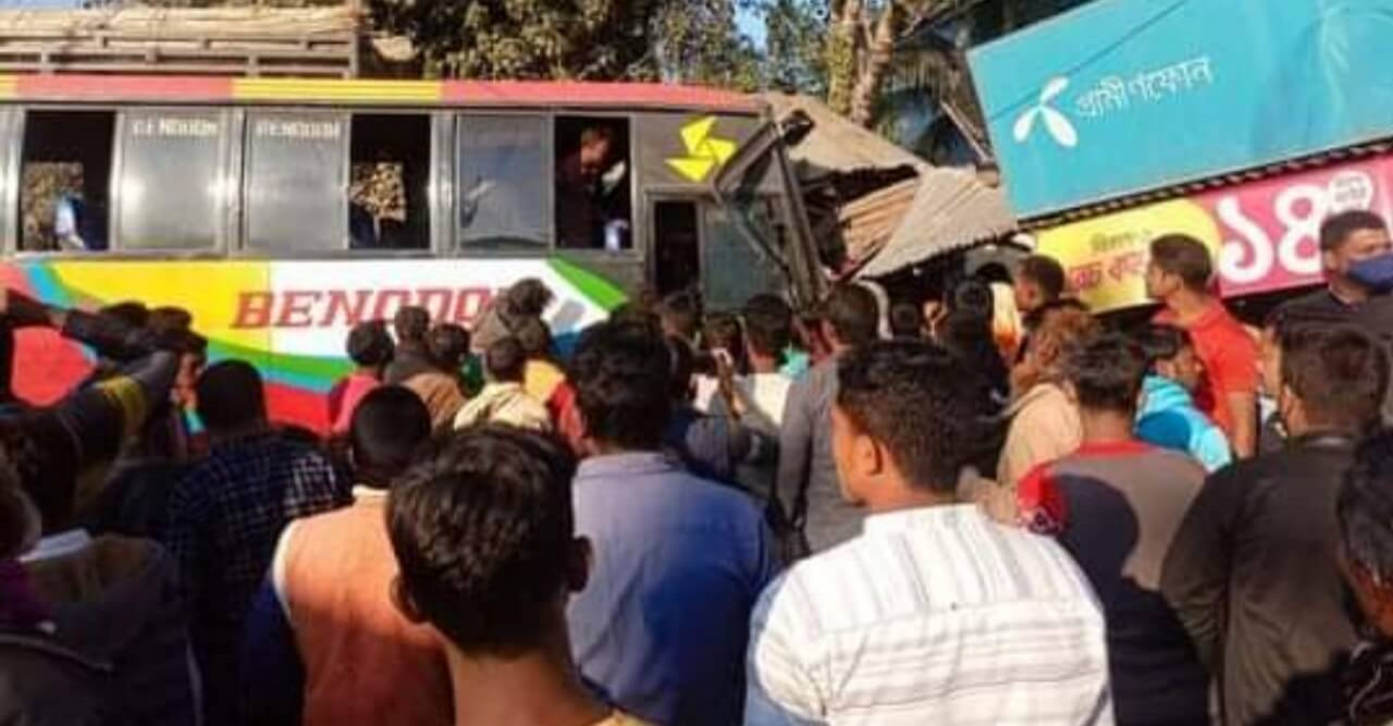 হাতীবান্ধায় বাস নিয়ন্ত্রণ হারিয়ে দোকান ভাংচুর, আহত ৫