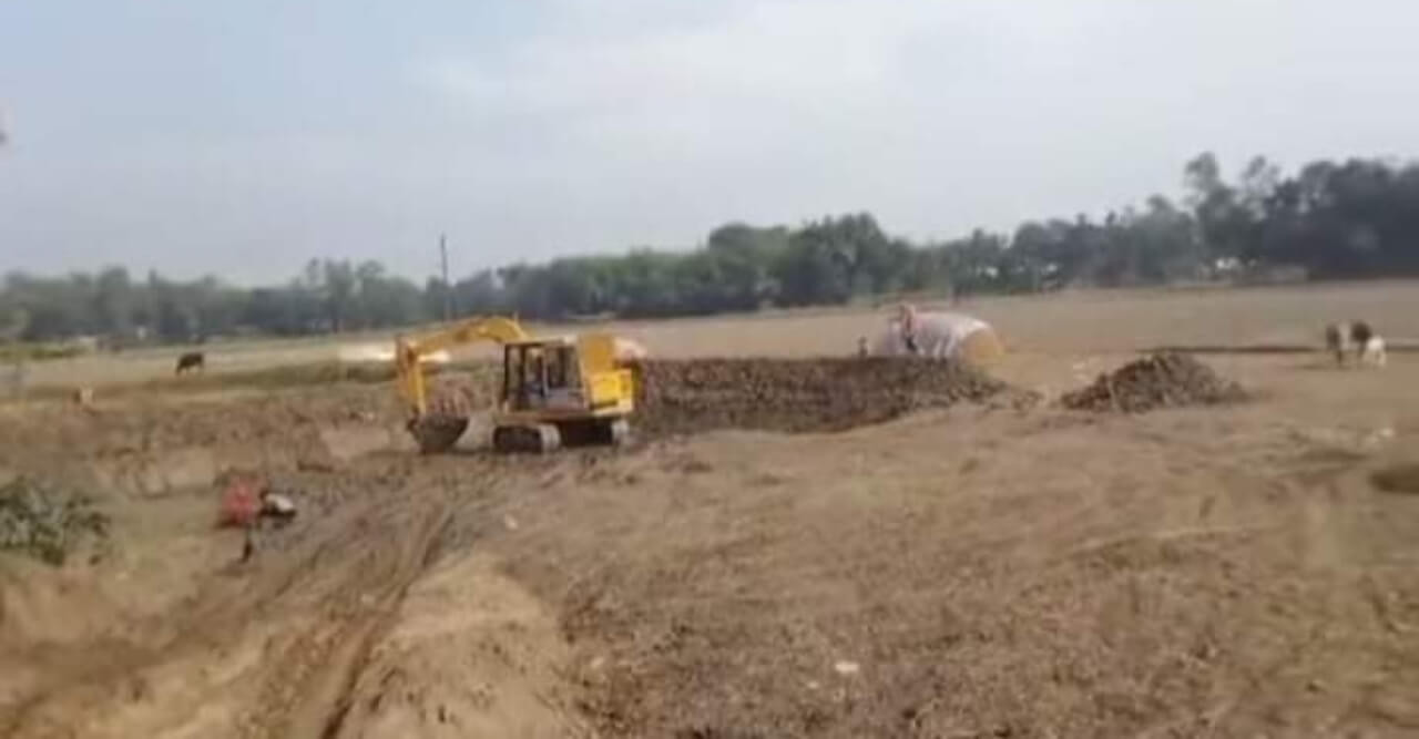 সরিষাবাড়ীতে ফসলী জমির মাটি ইটভাটায়; মাটি ও রাস্তার প্রচুর ক্ষতি