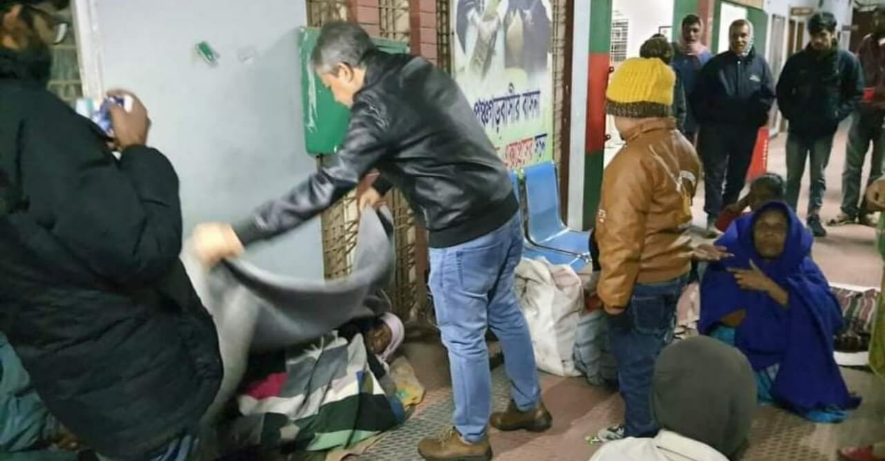 মধ্যরাতে শহর ঘুরে ডিসি'র কম্বল বিতরণ!