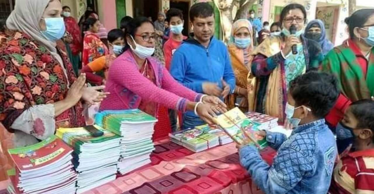 বছরের প্রথম দিনে বটিয়াঘাটায় শিক্ষার্থীদের হাতে পৌছে গেছে নতুন বই।