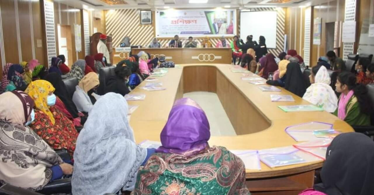 মোল্লাহাটে ক্ষুদ্র নারী উদ্যোক্তাদের প্রশিক্ষণ অনুষ্ঠিত