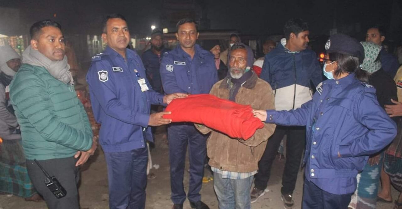 বাগেরহাটে রাতের আধারে শতাধিক শীতার্ত পরিবারের পাশে পুলিশ সুপার