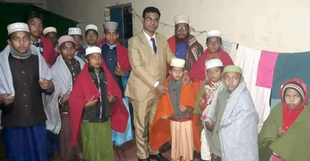 ঠাকুরগাঁওয়ে এতিম শিশুদের শীতবস্ত্র  দিলেন ইউএনও