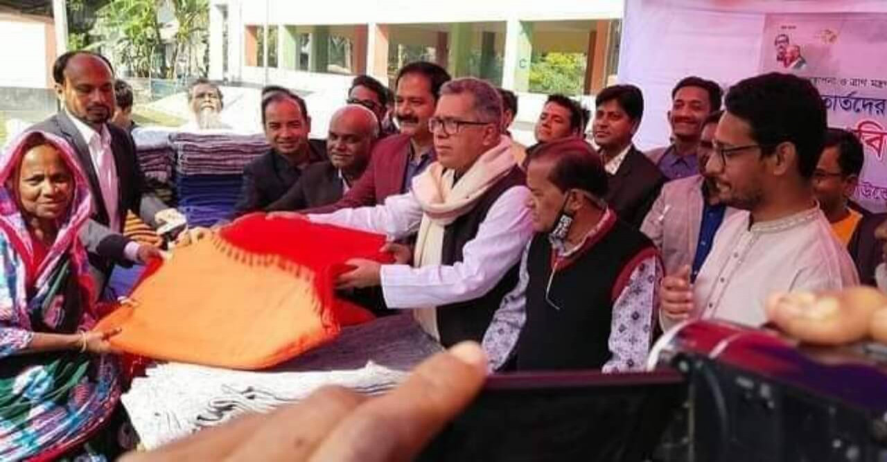 পটুয়াখালীতে ৫শ শীতার্ত মানুষর মাঝে কম্বল বিতরন