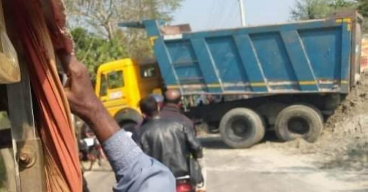 খুলনা-চালনা মহাসড়কে অবৈধ বালু ফেলে কৃত্রিম যানজট সৃষ্টি