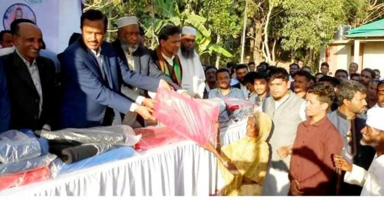 চন্দনাইশ উপজেলা চেয়ারম্যানের শীতবস্ত্র বিতরণ
