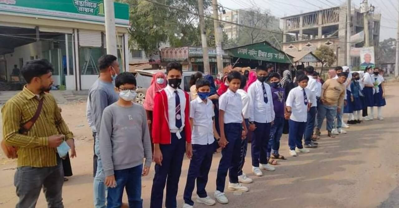 সাভারে স্কুলে ভর্তি হতে না পেরে অভিভাবকসহ মহাসড়কে শিক্ষার্থীরা