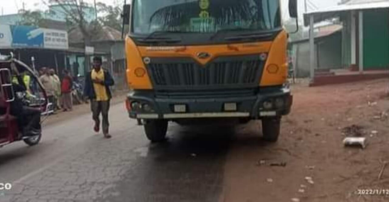 বাবার সাথে স্কুল যাওয়ার পথে প্রাণ গেল শিক্ষার্থীর