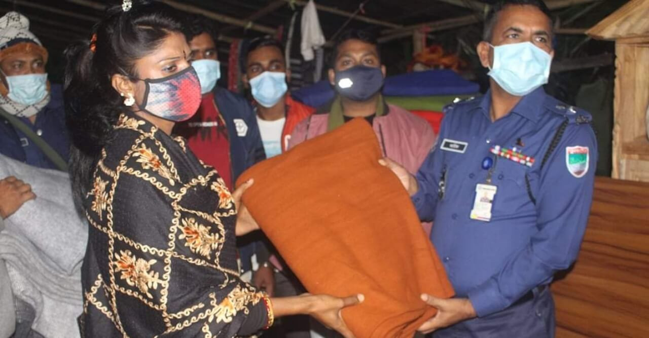 হিজড়া পল্লীতে পুলিশ সুপারের শীতবস্ত্র বিতরণ