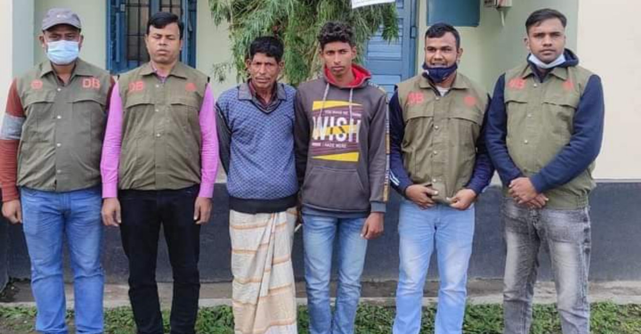 বিশাল আকৃতির গাঁজা গাছ ও দেশীয় অস্ত্র সহ ২জন গ্রেফতার