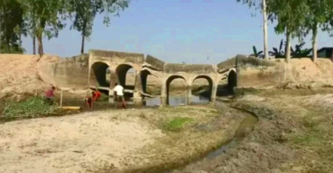 সেতুর মধ্যাংশ দেবে যাওয়ায় দুর্ভোগে কলমদার নদীর দুই পাড়ের মানুষ