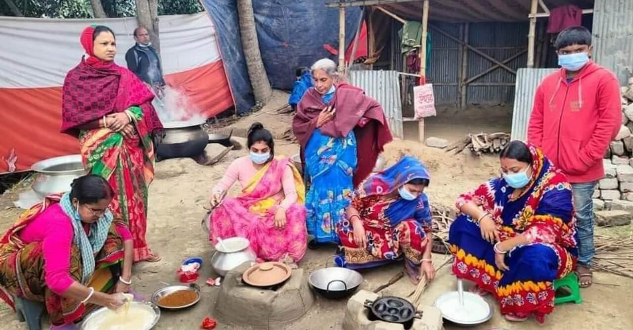 বটিয়াঘাটায় চলছে পৌষ পার্বণের পিঠা উৎসব
