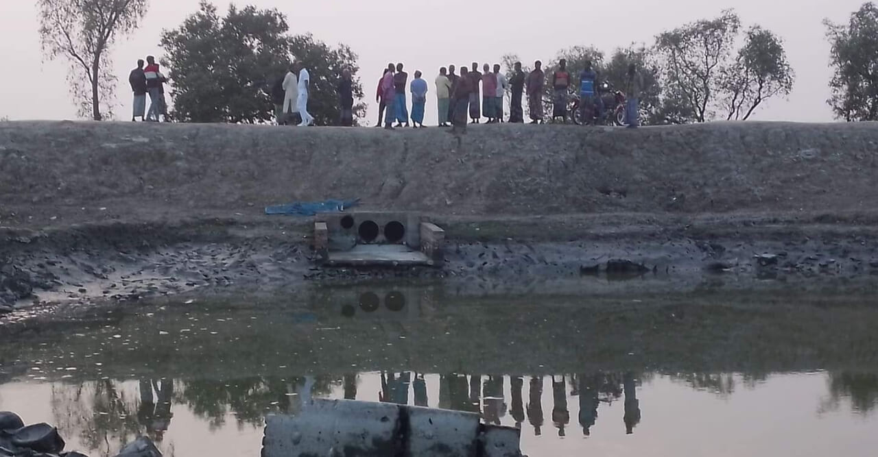 অপরিকল্পিত চিংড়ি চাষে হাজার হাজার পরিবার দুর্ভোগে