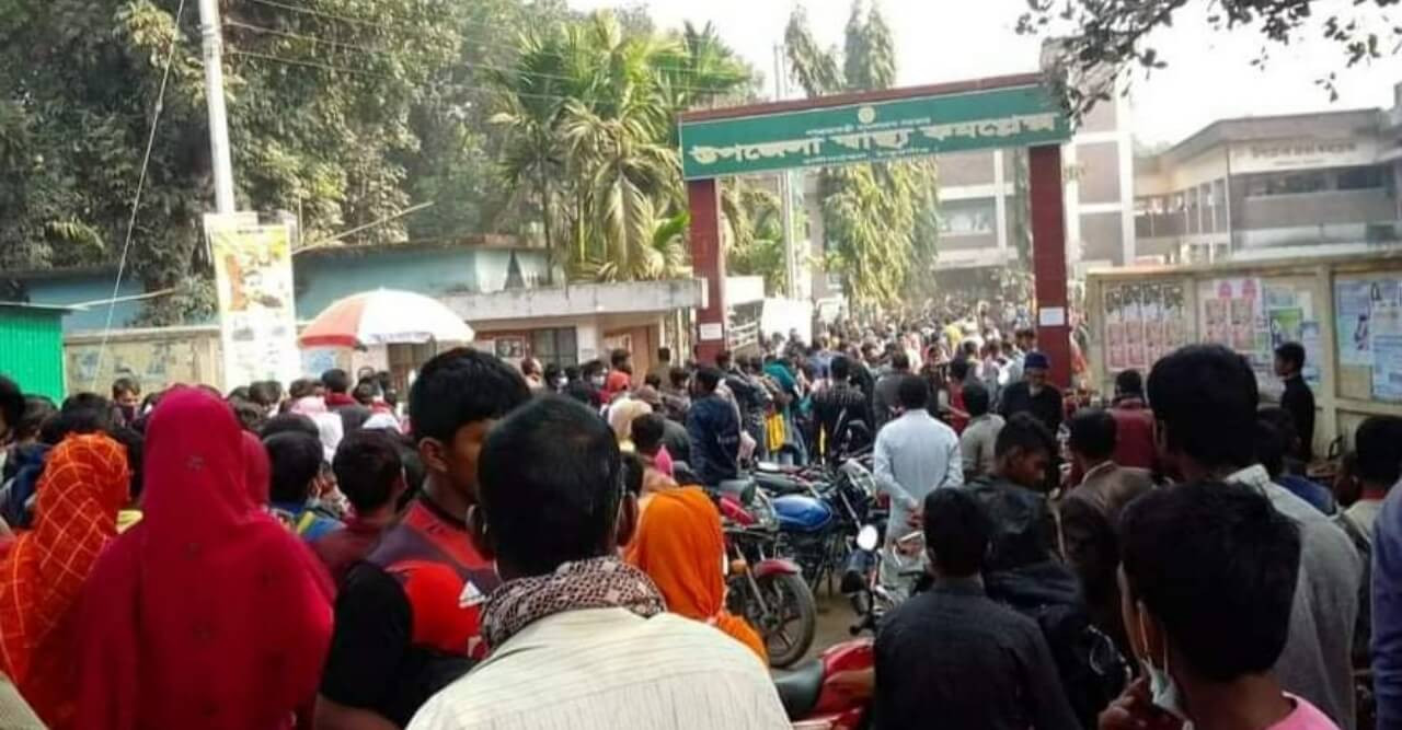 টিকা নিতে শিক্ষার্থীদের ভিড়,  স্বাস্থ্যবিধি মানার বালাই নেই!