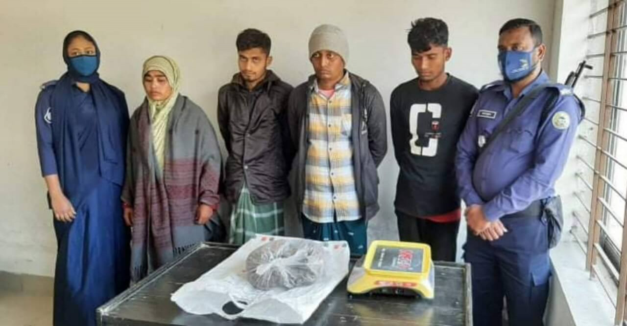 দক্ষিণ আইচায় পুলিশের অভিযানে গাঁজা ও নারীসহ গ্রেফতার ৪