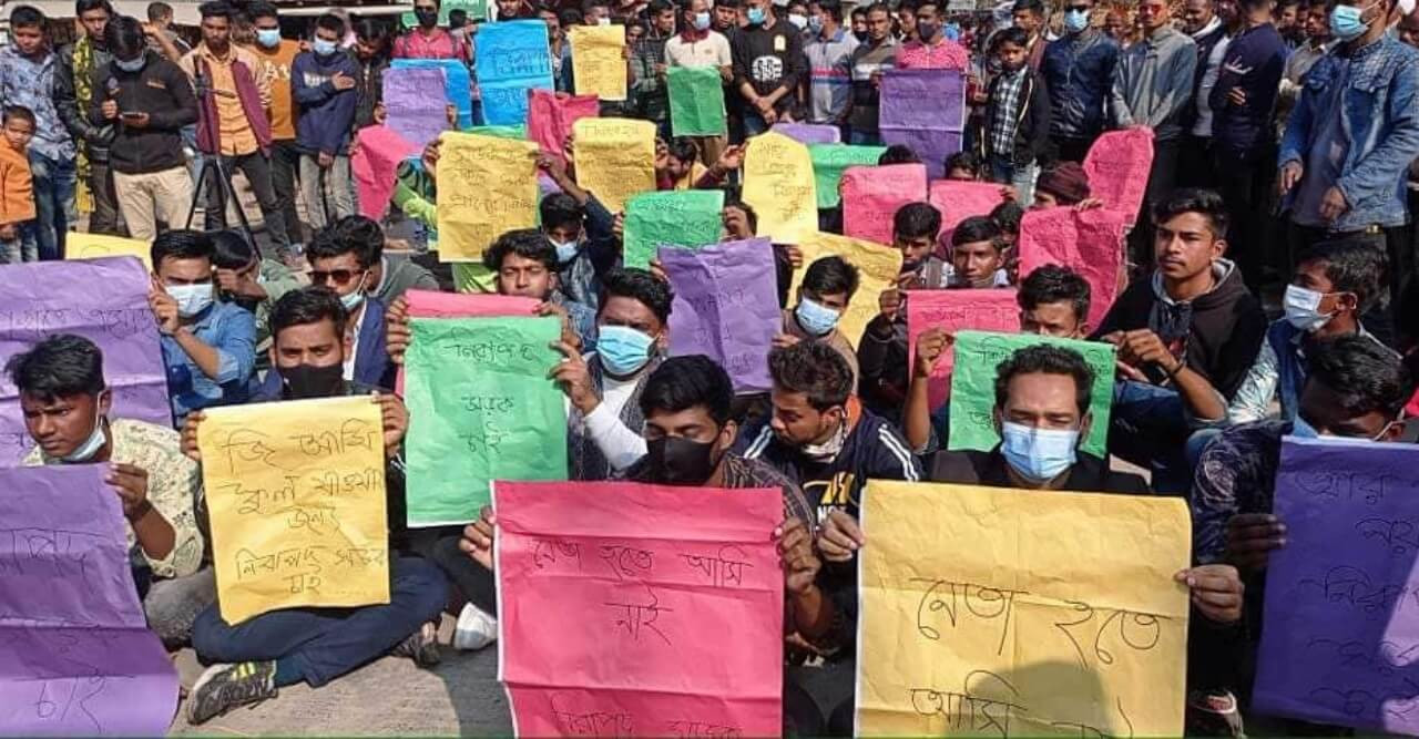হাতীবান্ধায় নিরাপদ সড়কের দাবিতে মহাসড়ক অবরোধ ও মানববন্ধন