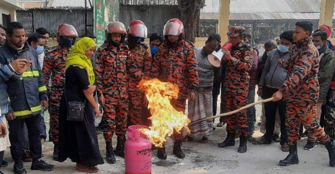ডোমারে ফায়ার সার্ভিসের সাপ্তাহিক মহড়া অনুষ্ঠিত