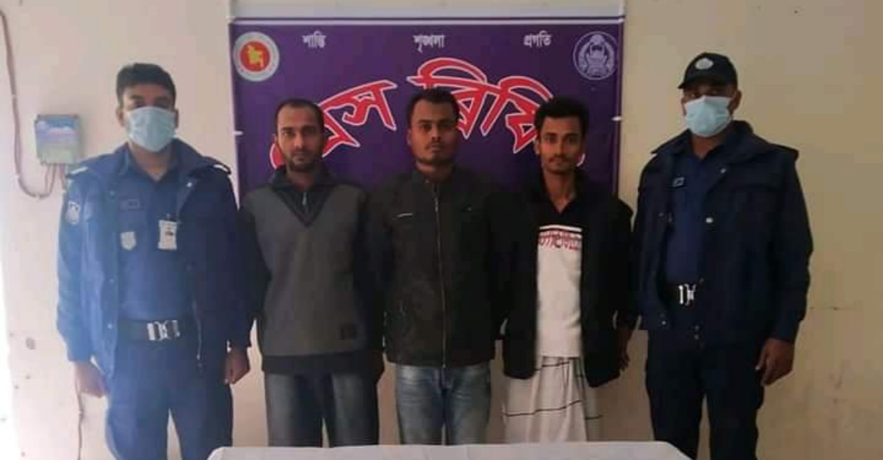 মোল্লাহাট থানা পুলিশের অভিযানে মাদক সহ ৩ আসামী গ্রেফতার