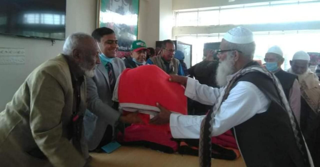 বটিয়াঘাটায় বীর মুক্তিযোদ্ধার উদ্যেগে শীতবস্ত্র বিতরণ