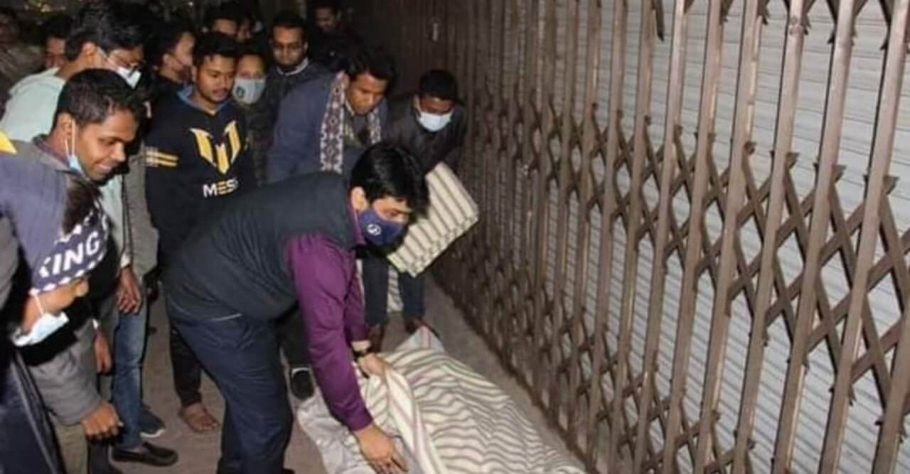 শীতার্তদের মাঝে ছাত্রলীগ সভাপতির শীতবস্ত্র বিতরণ