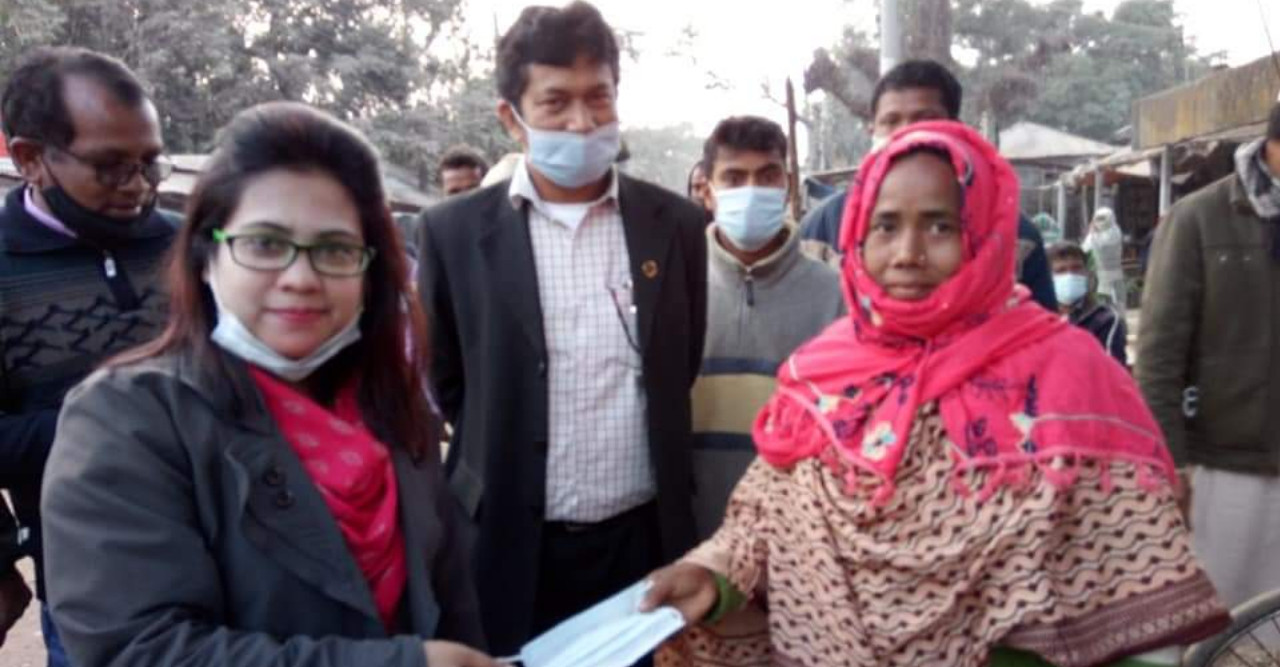 করোনা প্রতিরোধে সচেতনতামূলক প্রচারণা ও মাস্ক বিতরণ করেছে ডোমার উপজেলা প্রশাসন