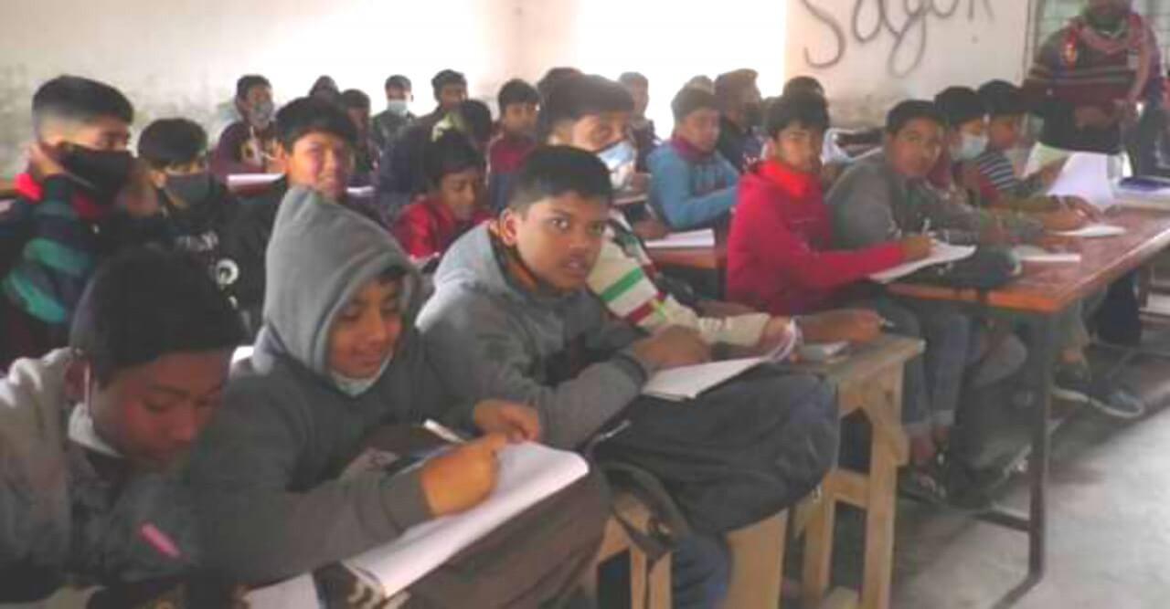 নড়াইল সরকারি উচ্চ বিদ্যালয়ে সরকারী নিষেধাজ্ঞা অমান্য করে চলছে ক্লাস