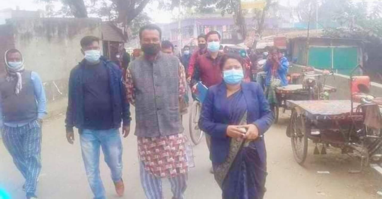 হরিণাকুণ্ডুতে নির্বাহী অফিসার ও নির্বাহী ম্যাজিস্ট্রেটের ভাইরাস প্রতিরোধে সচেতনতা