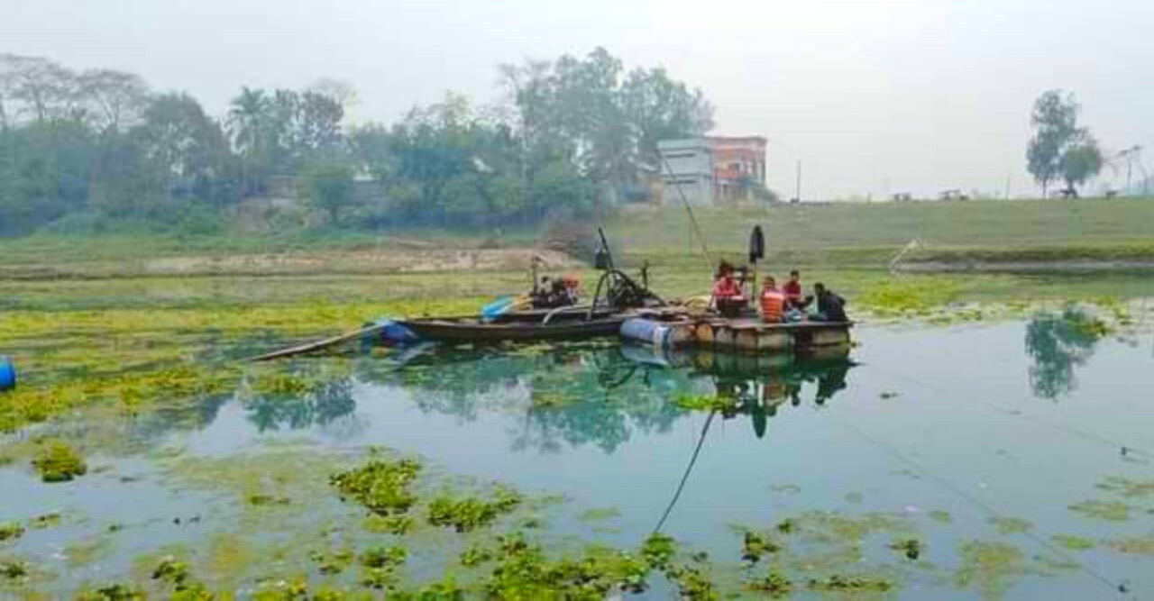 অবৈধভাবে বালু উত্তোলন, হুমকির মুখে ভিটামাটি ও বিদ্যালয়