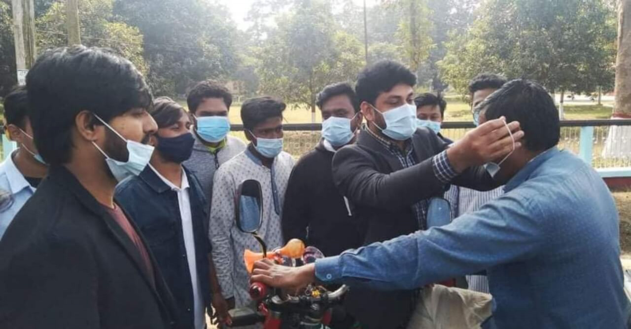 ডা. আনিকা ফারিহা জামান অর্ণার পক্ষে রাবি ছাত্রলীগ নেতার মাস্ক বিতরণ
