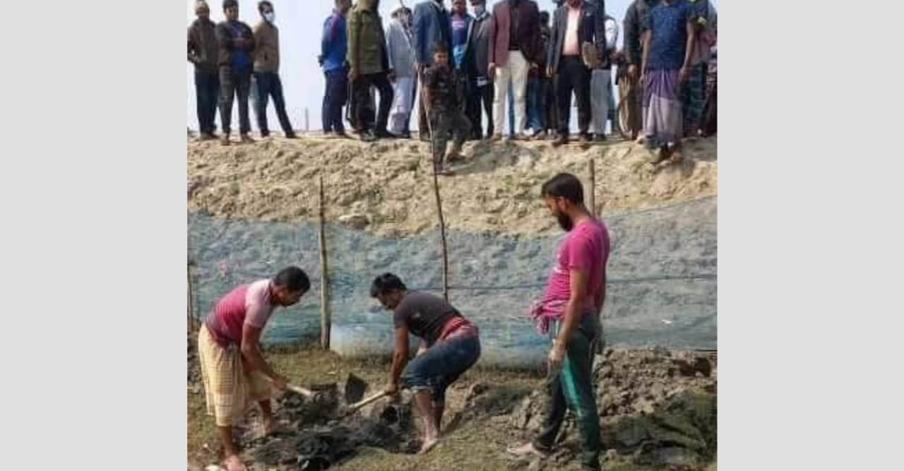 নুরনগর-কৈখালী বেড়িবাঁধের অবৈধ পাইপ অপসারণ