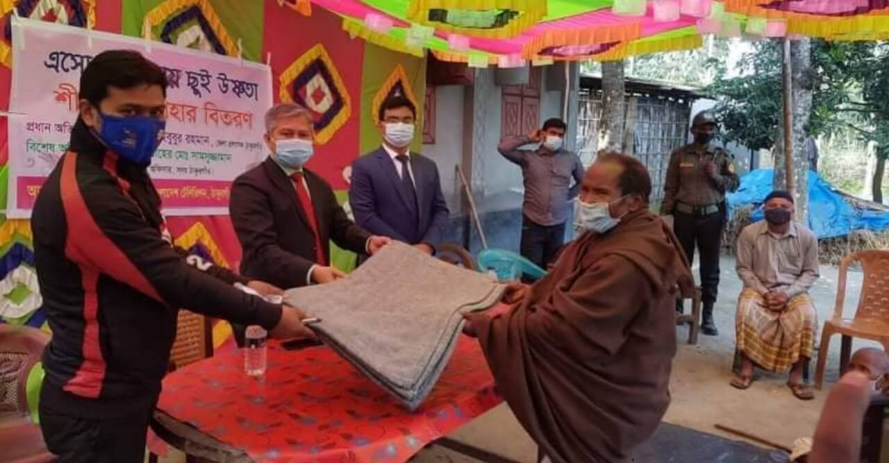 শীতার্তদের মাঝে ডিসি'র শীতবস্ত্র উপহার বিতরণ