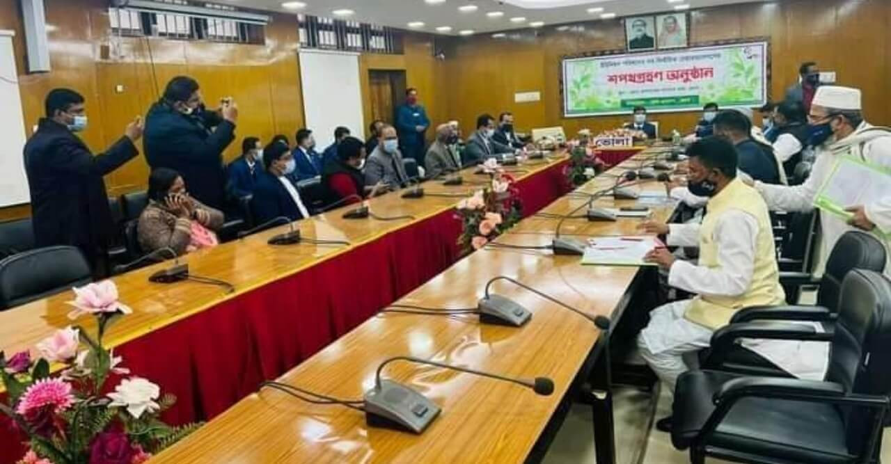 ভোলায় ৮ ইউপির নব নির্বাচিত চেয়ারম্যানদের শপথ গ্রহণ অনুষ্ঠিত