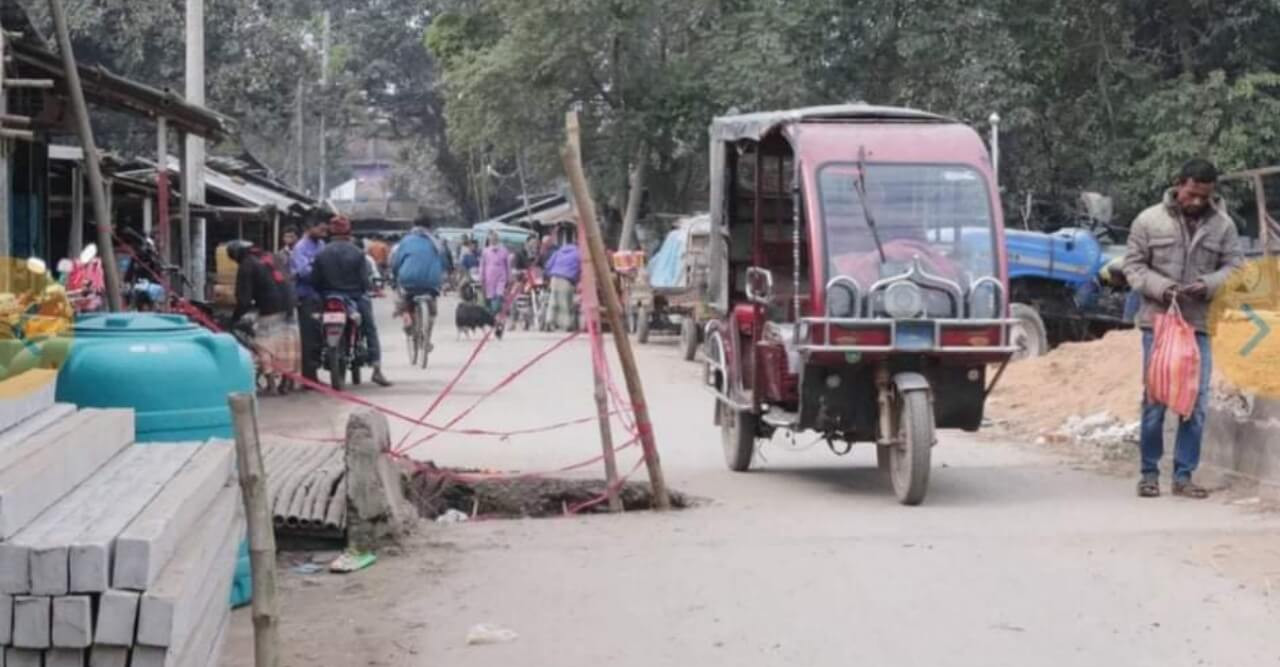 বালিয়াডাঙ্গীর ভাঙা কালভার্টে ঝুঁকি নিয়ে ১০ গ্রামের মানুষের চলাচল